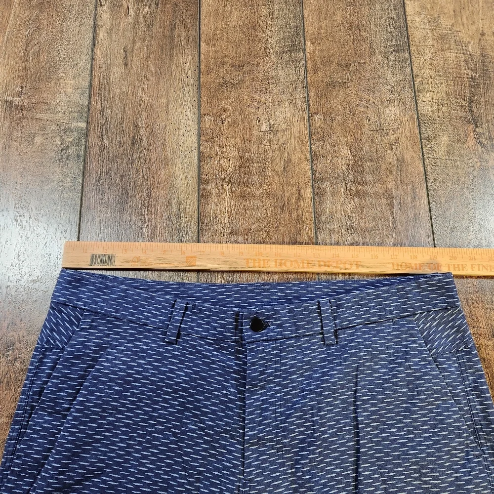 Lululemon Mens Size 38 Blue White Patterned Performance Chino Shorts Golf Casual